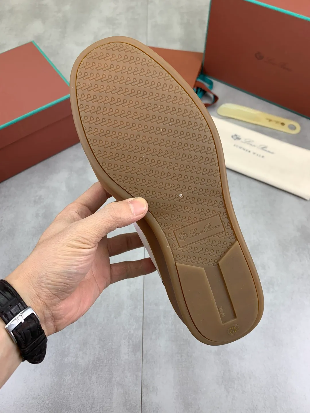 Men's men's shoes 💰P580 New model 💰 The latest casual shoes Loro Piana 💯 Top grade 💯 Buy the original copy 💯 Founded the existing Loro Piana company on April 24, 1924. It is the sixth generation of family operation, providing the best quality products to customers who are discerning about taste and quality. Imported original fly woven fabric with cowhide fabric, plain calfskin lining, hand-stitched thread with cowhide feet, original packaging, high-end outsole, size: 38-45 (customized for 46), 8️⃣ colors available